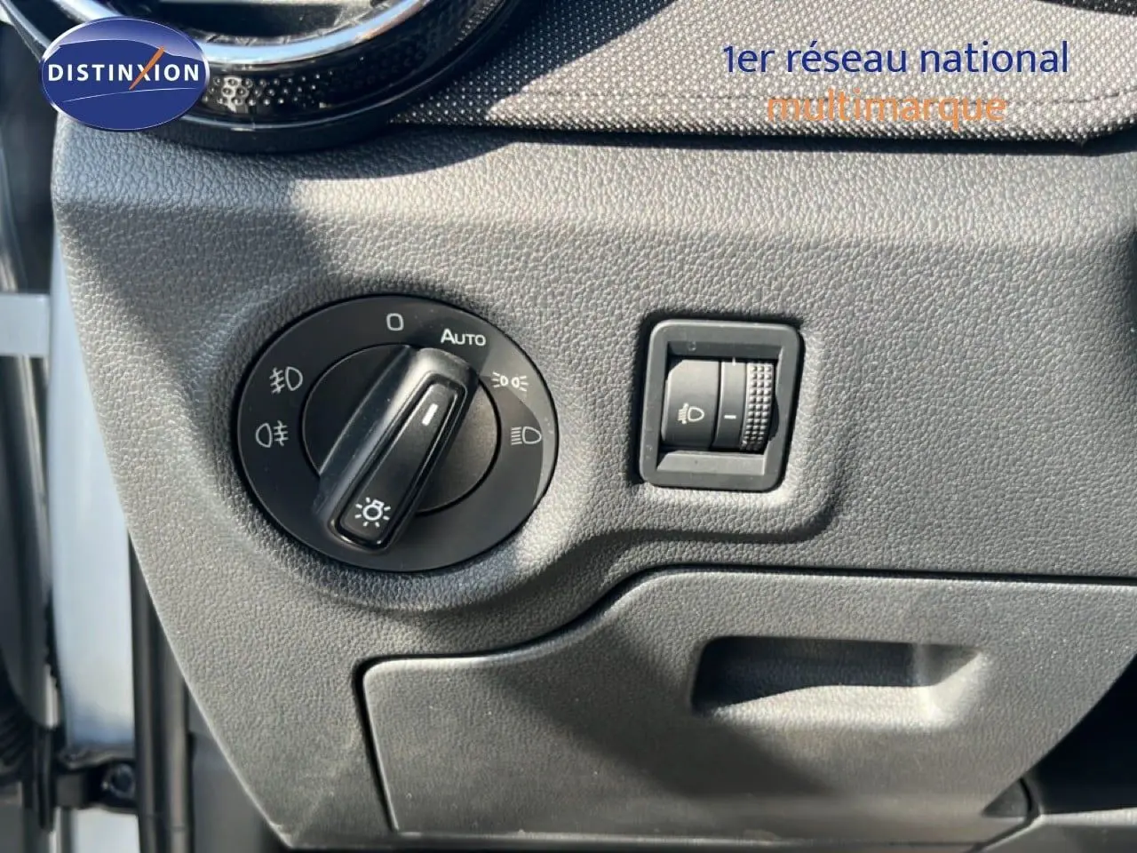 Détail du tableau de bord gris noir avec commande des phares et réglage de l’éclairage sur Skoda Fabia Reflex Silver 2025.