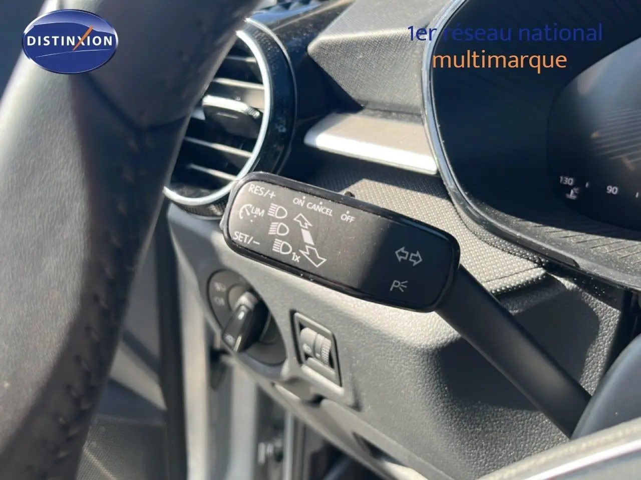 Gros plan sur la commande de régulateur de vitesse à gauche du volant d'une Skoda Fabia Reflex Silver 2025.