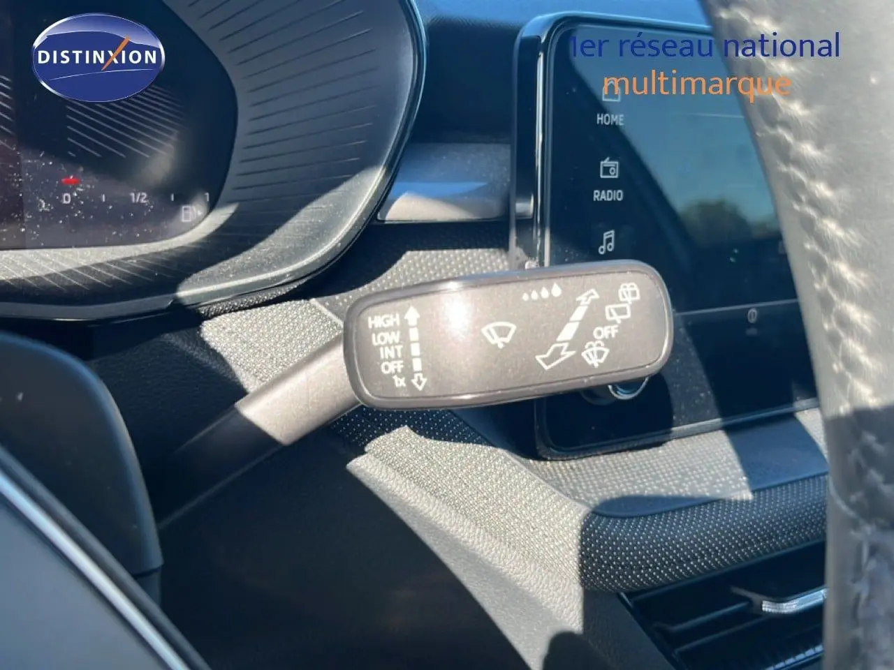 Gros plan sur la commande d’essuie-glace dans l’habitacle d’une Skoda Fabia 2025 couleur argent reflex silver.