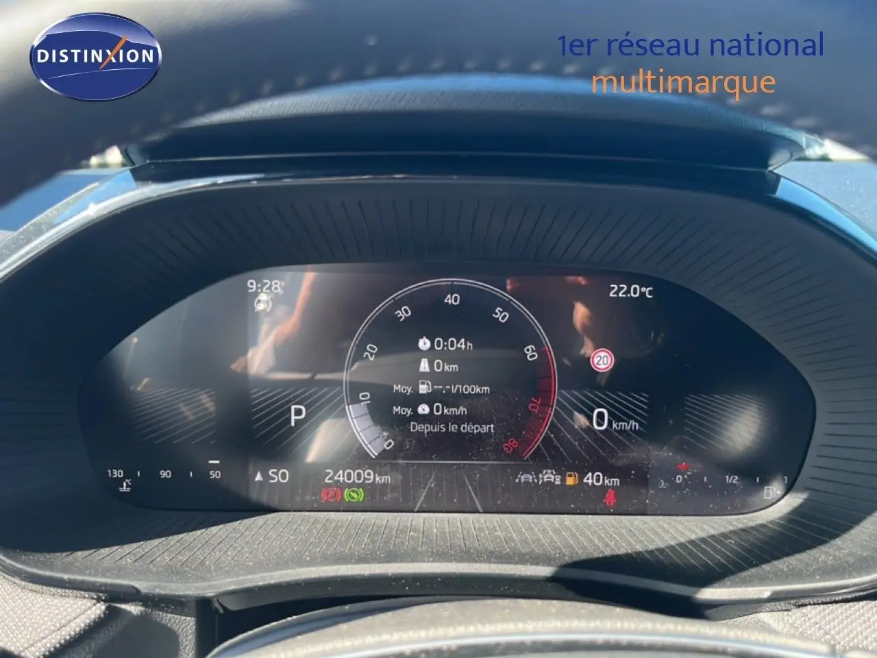 Tableau de bord numérique de la Skoda Fabia 2025, affichage vitesse et informations, vue frontale intérieure.