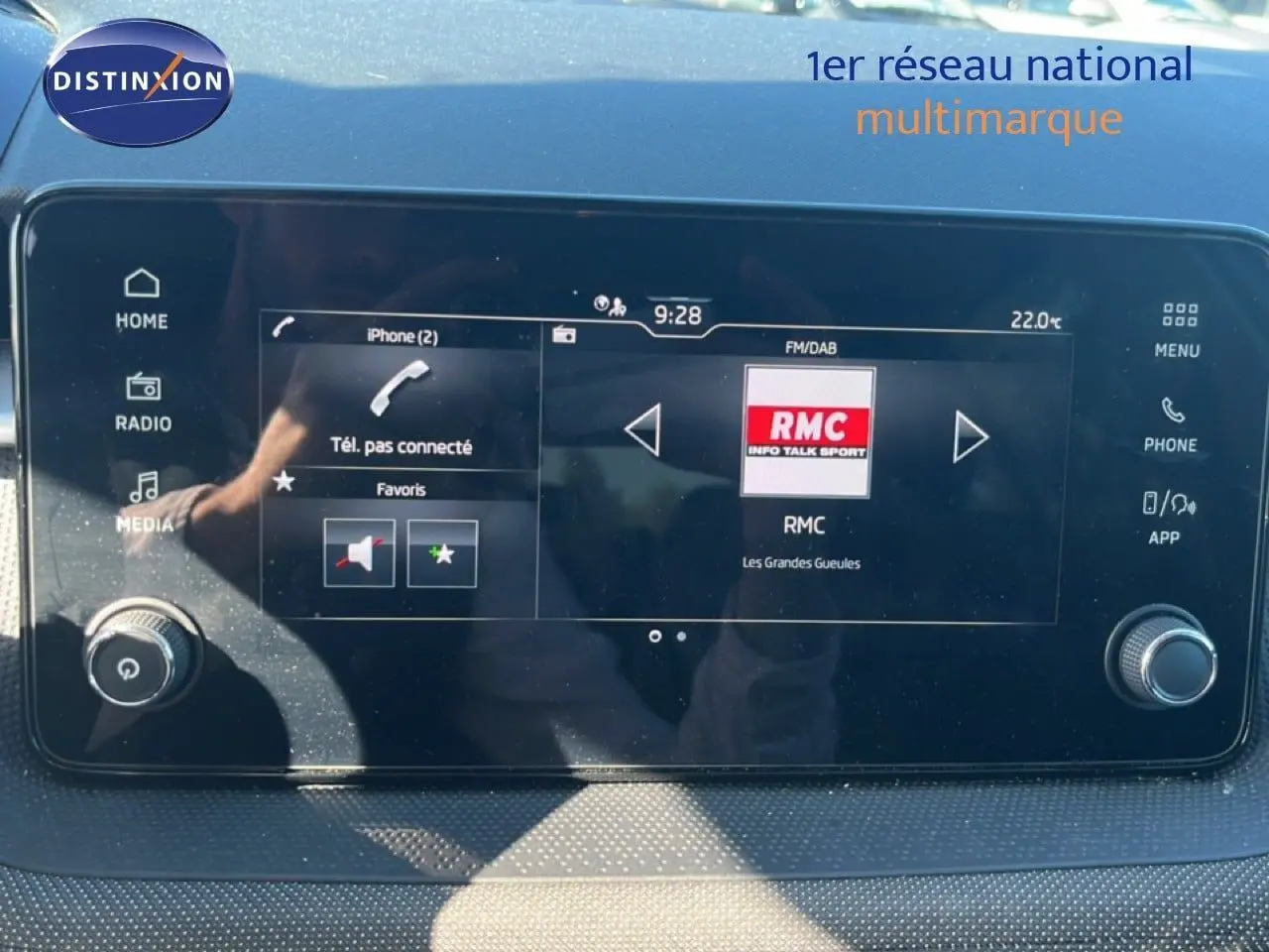 Écran tactile multimédia de la Skoda Fabia 2025 en gros plan, affichant la radio RMC et les options connectées.