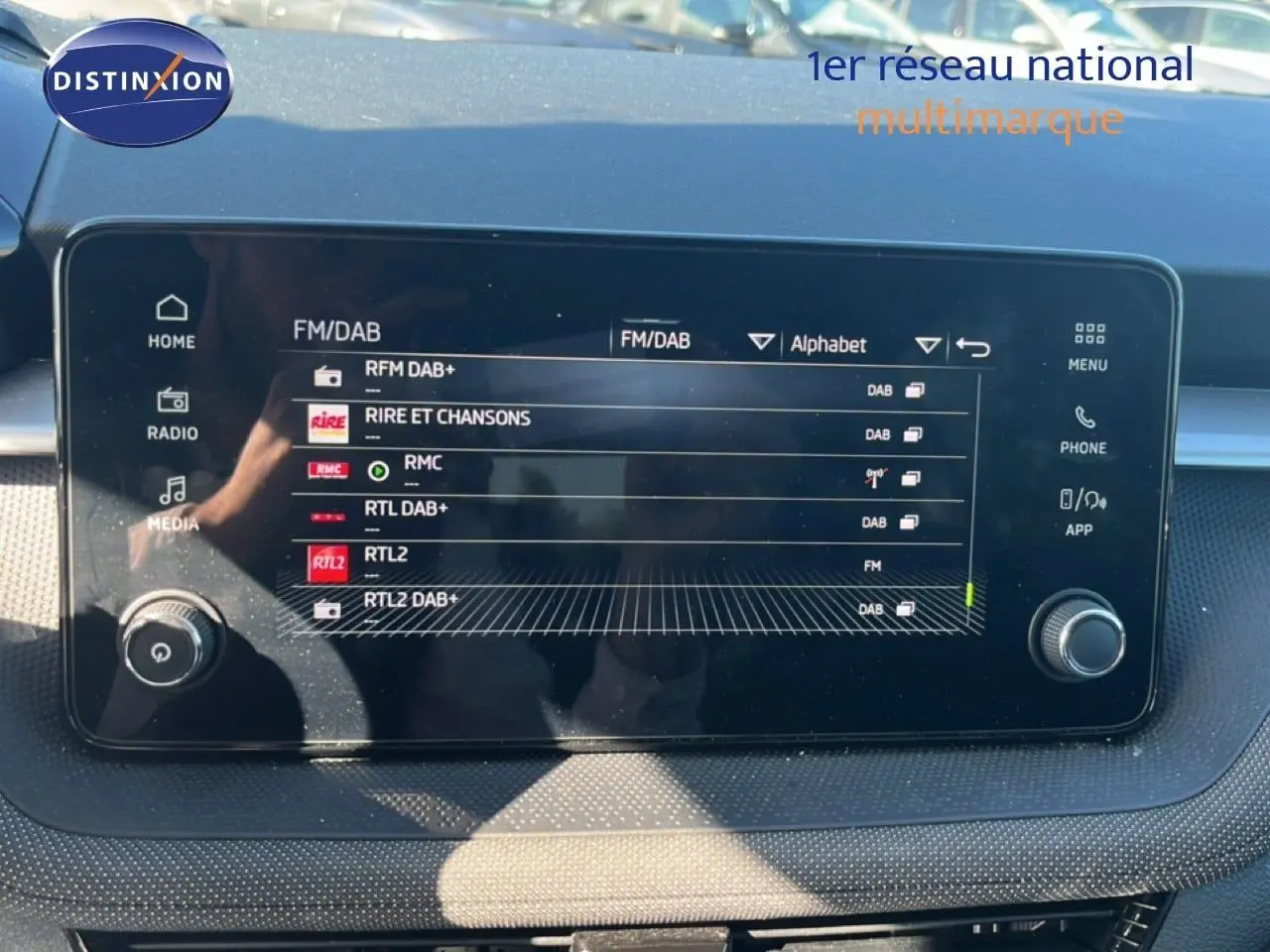 Écran tactile central de la Skoda Fabia 2025 en Reflex Silver, affichant les options radio FM/DAB dans l'habitacle.