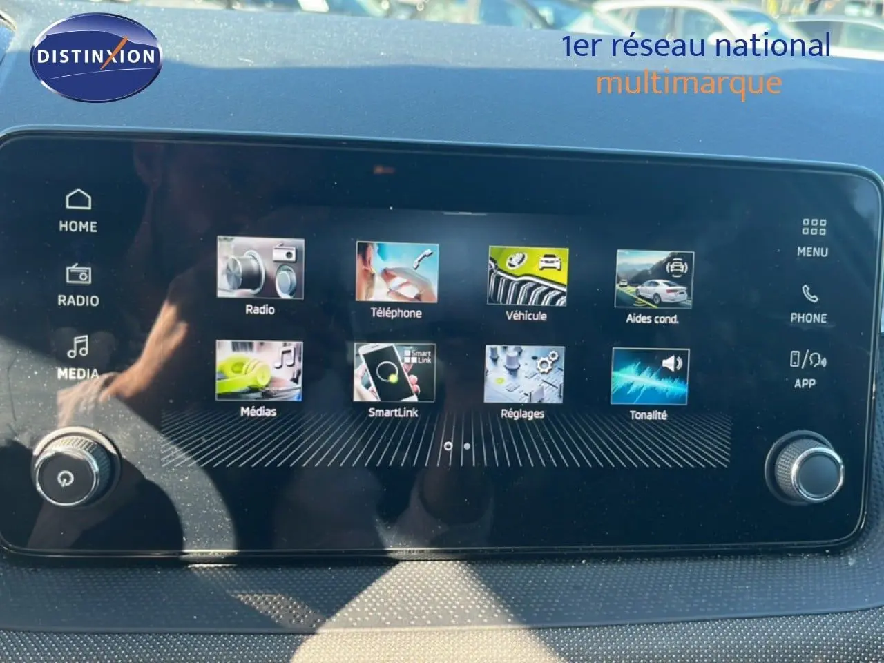 Écran tactile central de la Skoda Fabia 2025 affichant les menus radio, téléphone, véhicule et réglages.