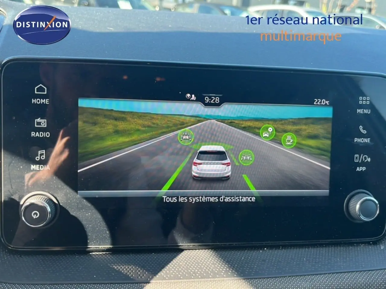 Écran tactile intérieur de la Skoda Fabia 2025 affichant les systèmes d'assistance à la conduite, avec interface moderne.