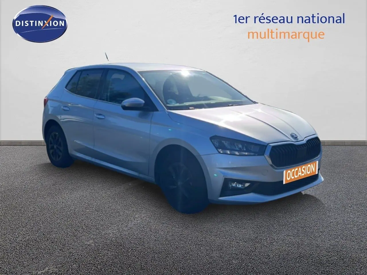 Skoda Fabia 2025 Reflex Silver en 3/4 avant droit, avec calandre noire et jantes foncées, sur fond neutre.