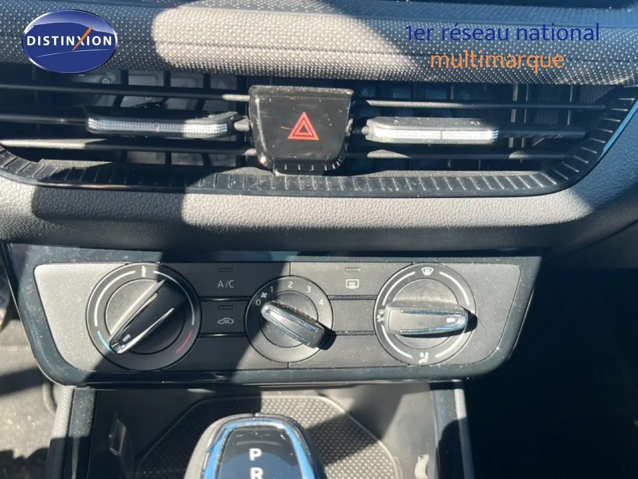Gros plan sur la console centrale de la Skoda Fabia 2025, montrant les commandes de climatisation et le levier de boîte automatique.