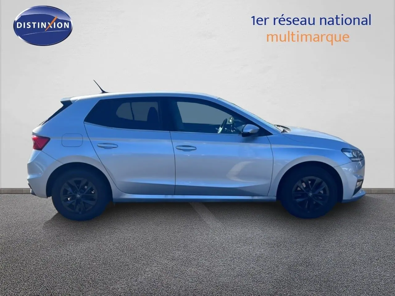 Vue profil droit d'une Skoda Fabia 2025 en Reflex Silver Metal avec jantes noires et vitres teintées.