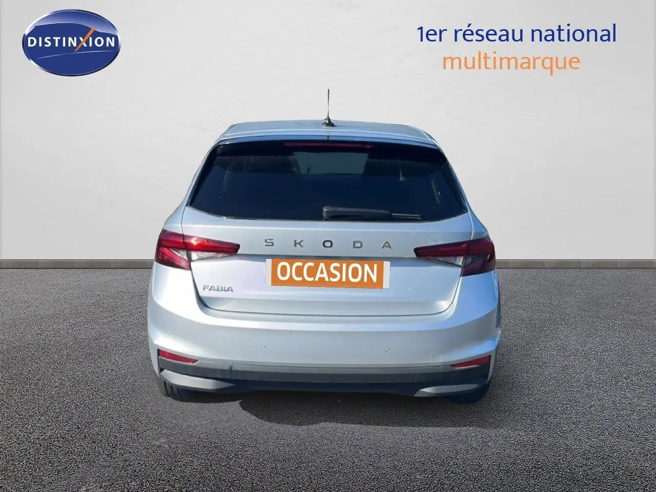 Vue arrière d'une Skoda Fabia 2025 en argent Reflex Silver Metal avec feux arrière LED et vitre teintée.