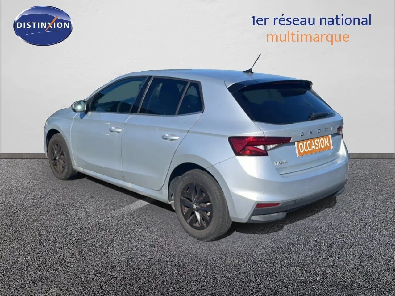 Vue 3/4 arrière droite d'une Skoda Fabia 2025 argent Reflex Silver, avec jantes noires et vitres teintées.