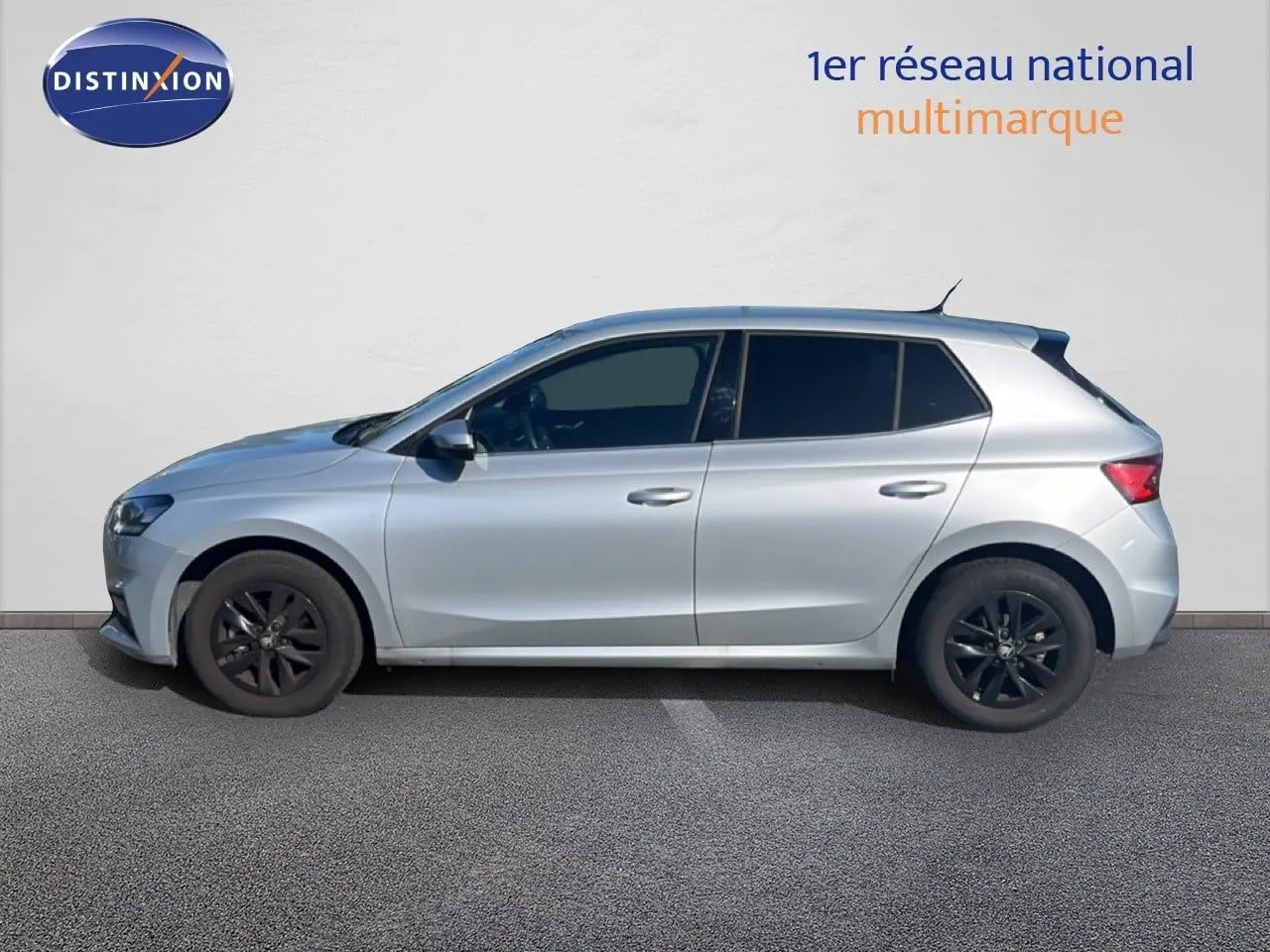 Vue de profil côté gauche d'une Skoda Fabia 2025 en argent métallisé avec jantes noires et vitres teintées.
