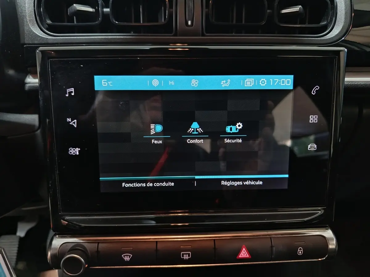 Écran tactile central de la Citroën C3 gris foncé, affichant les réglages de conduite et sécurité.