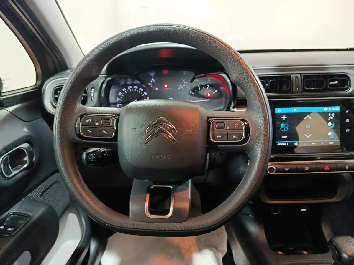 Vue rapprochée du volant multifonctions noir et du tableau de bord avec écran tactile de la Citroën C3 2024.