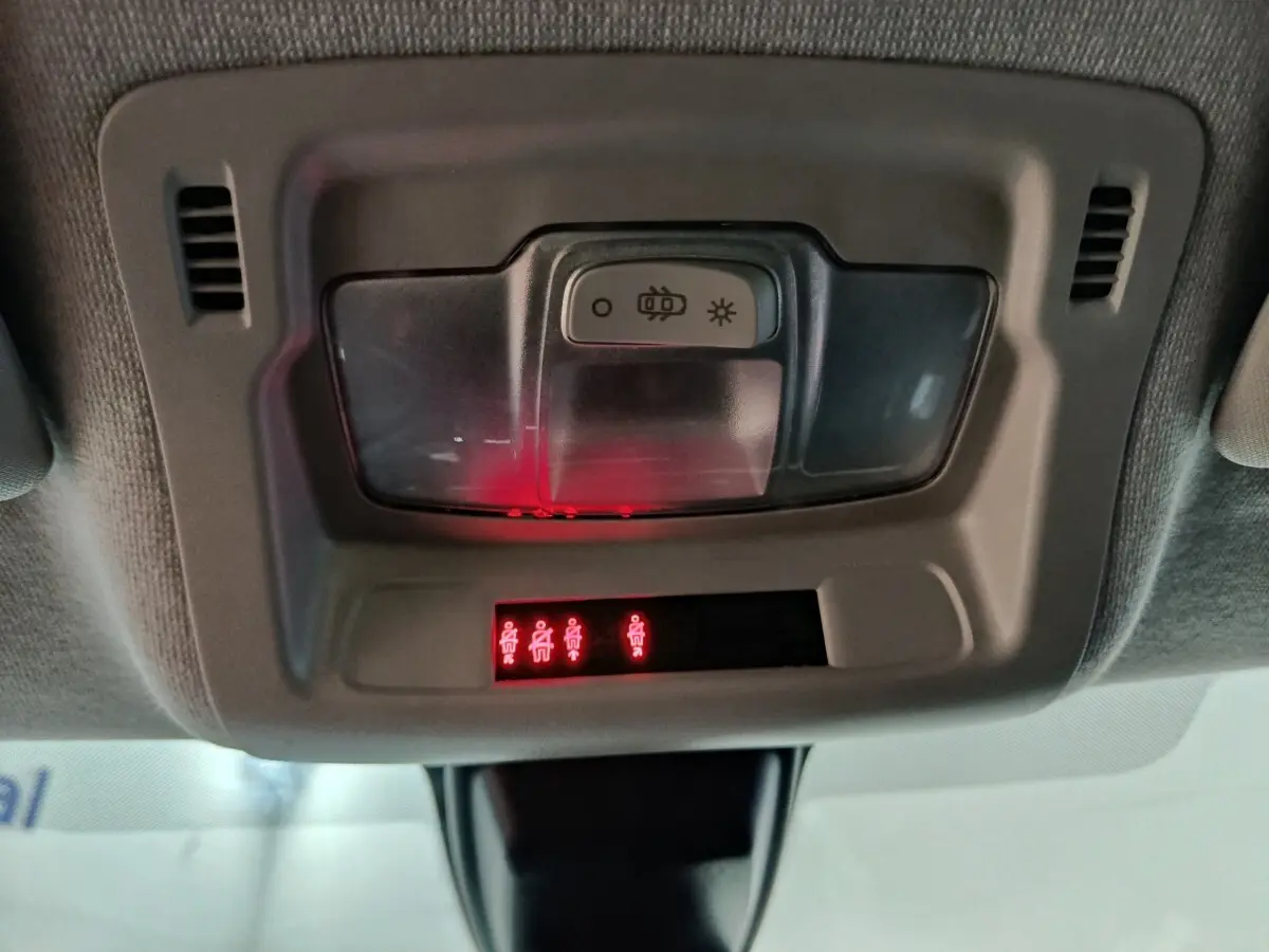 Vue en gros plan du plafonnier intérieur gris avec éclairage rouge des ceintures de sécurité sur Citroën C3 2024.