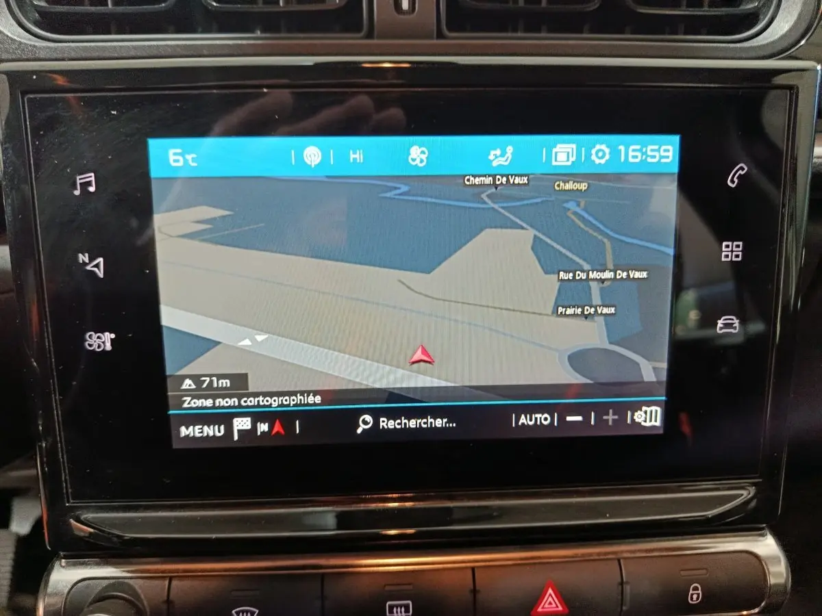 Écran tactile central de navigation de la Citroën C3 2024, affichant une carte avec options et commandes autour.