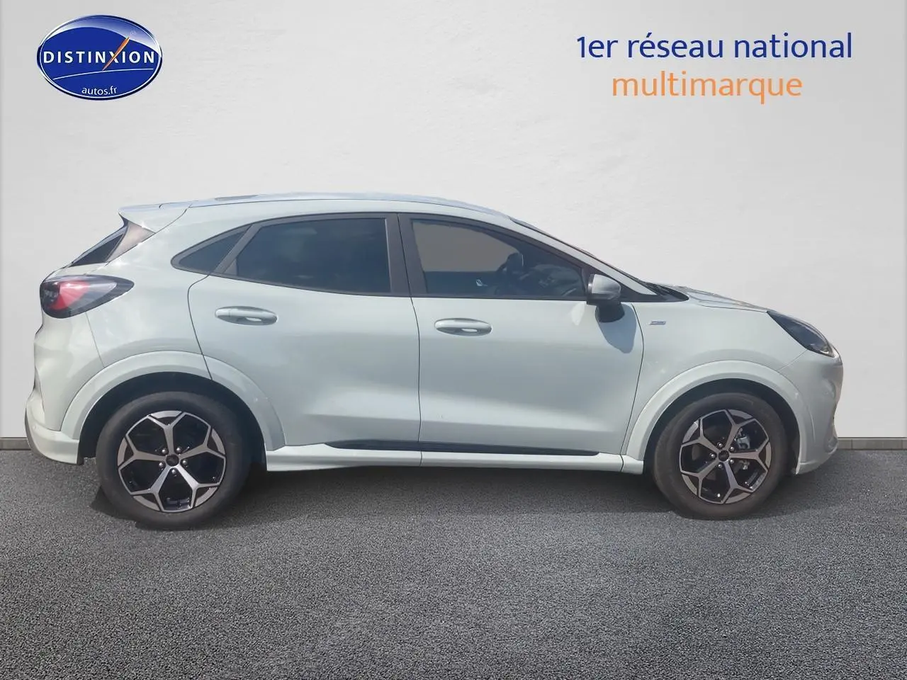 Ford Puma 2025 gris cactus vue de profil côté gauche avec jantes 17 pouces st-line distinctives