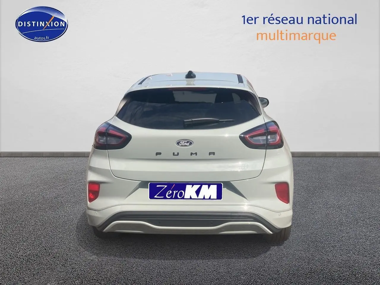 Vue arrière d'une Ford Puma 2025 gris cactus avec feux arrière LED et logo Ford bien visible.
