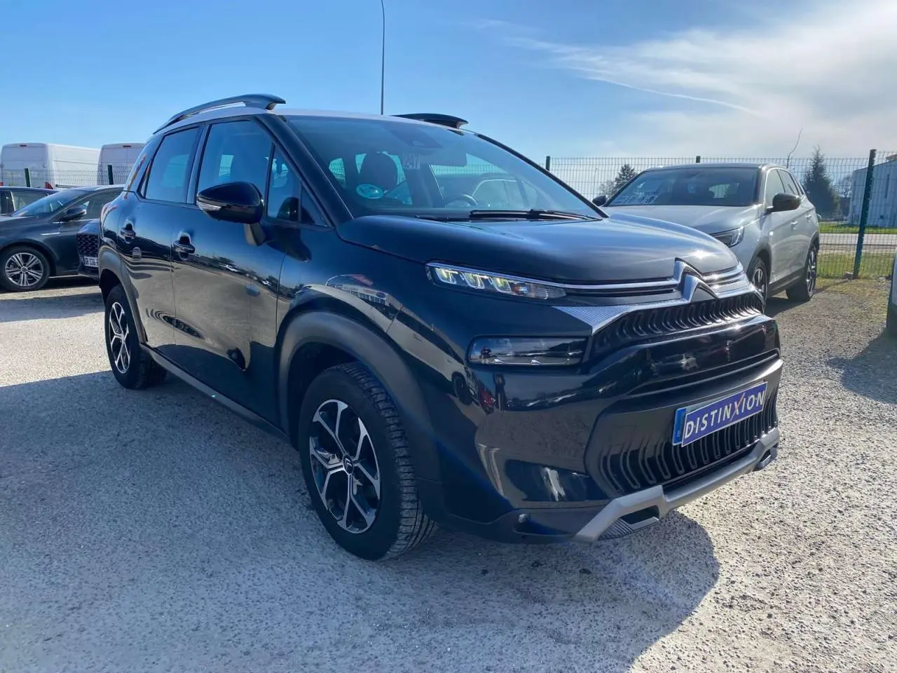 Citroën C3 Aircross noir vue 3/4 avant droit avec jantes alliage diamantées et toit noir brillant.