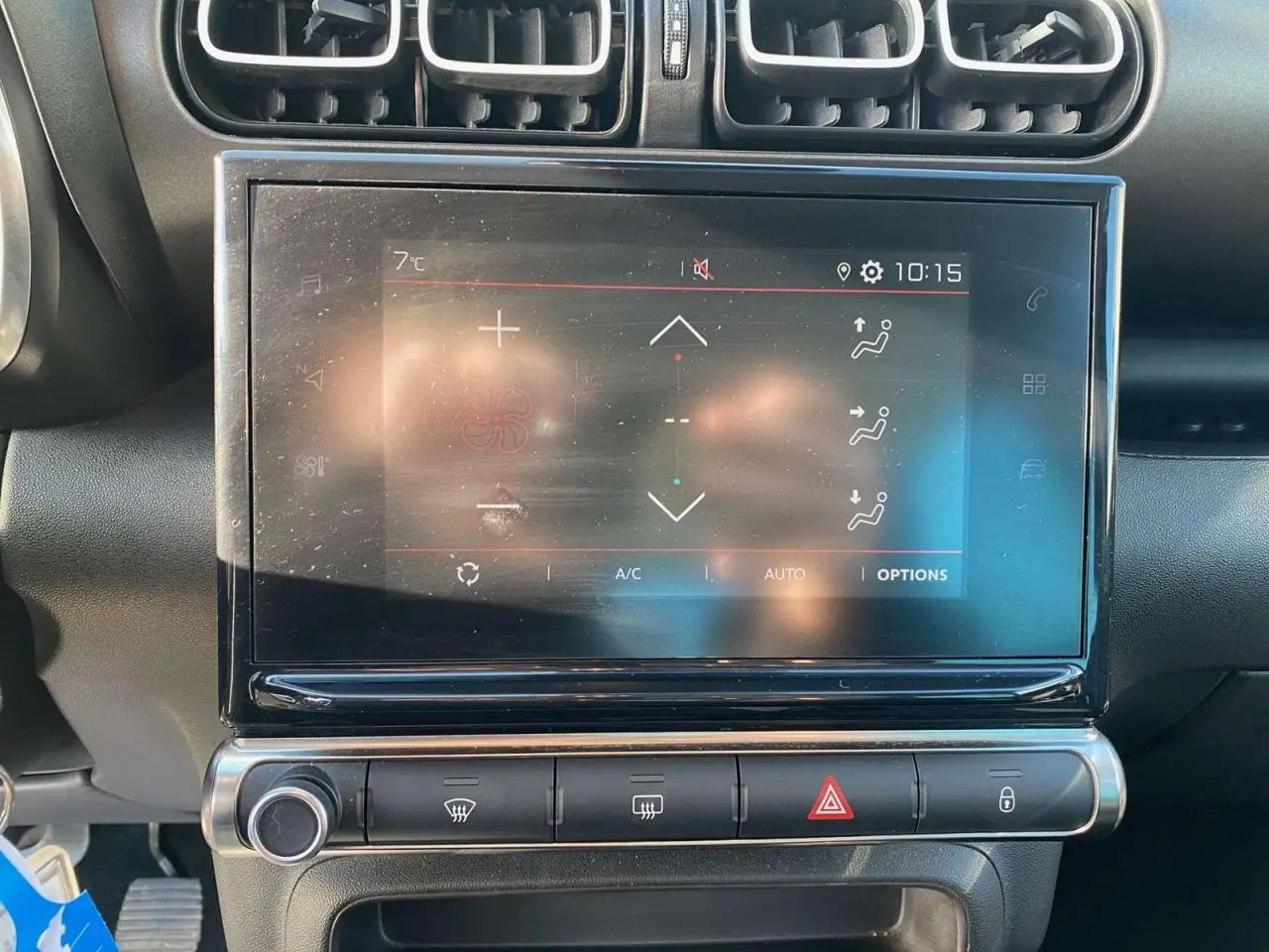 Écran tactile central de la Citroën C3 Aircross 2023 noir, affichant les réglages de climatisation automatique.