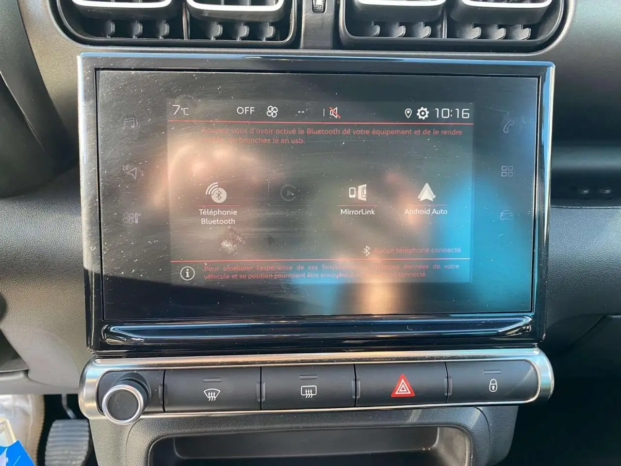 Écran tactile central du tableau de bord du Citroën C3 Aircross 2023, affichant les options Bluetooth et MirrorLink.
