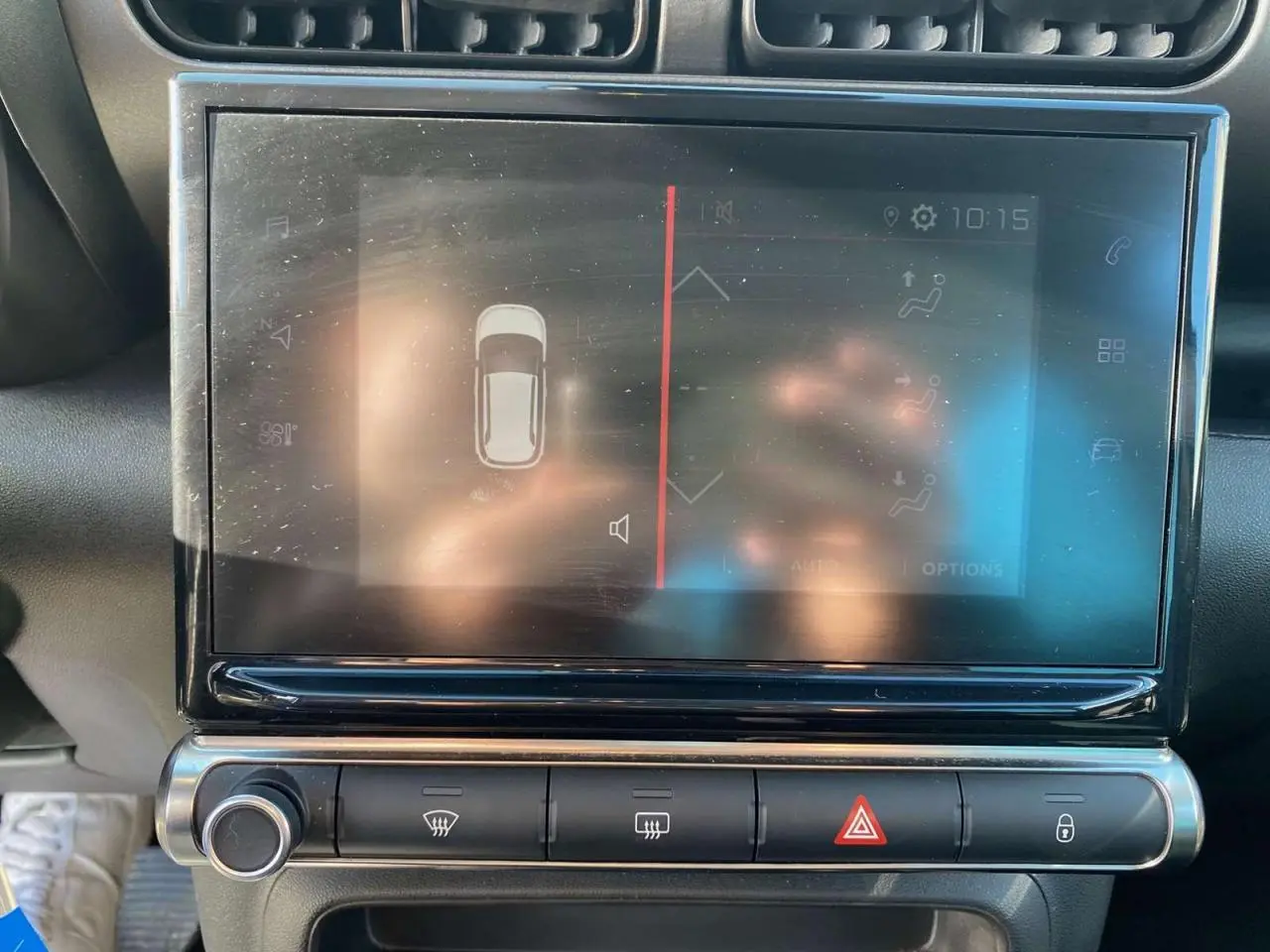 Écran tactile central du tableau de bord du Citroën C3 Aircross 2023, affichant les commandes de climatisation.