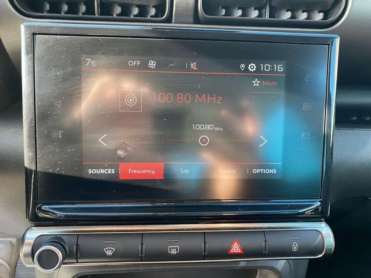 Écran tactile central de la Citroën C3 Aircross 2023 affichant la fréquence radio 100,80 MHz en intérieur noir.