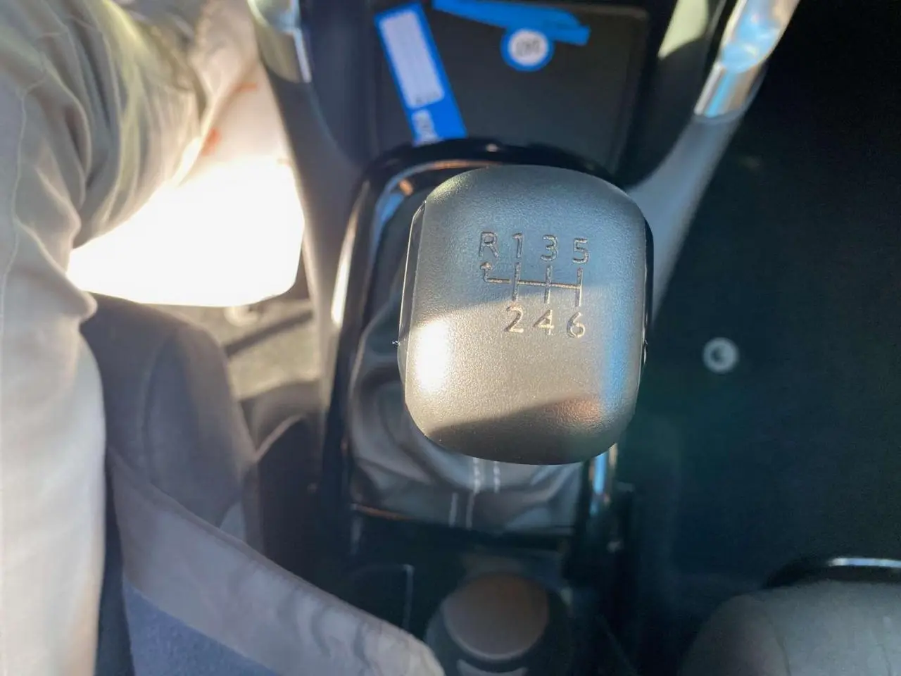 Gros plan sur le levier de vitesses manuel noir du Citroën C3 Aircross 2023, version diesel Shine.