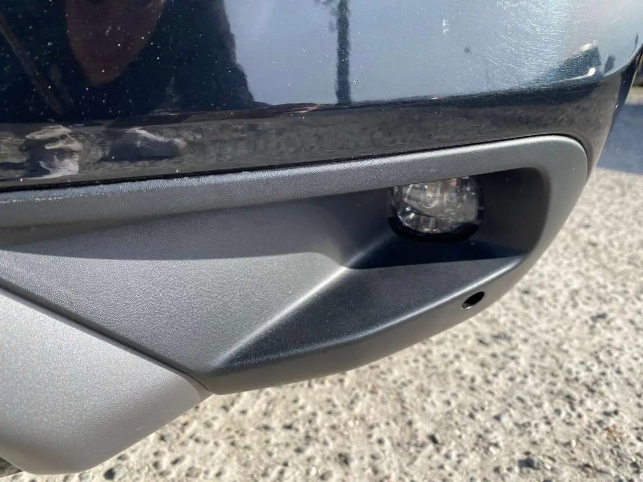 Gros plan sur le projecteur antibrouillard LED intégré au pare-chocs noir du Citroën C3 Aircross 2023.