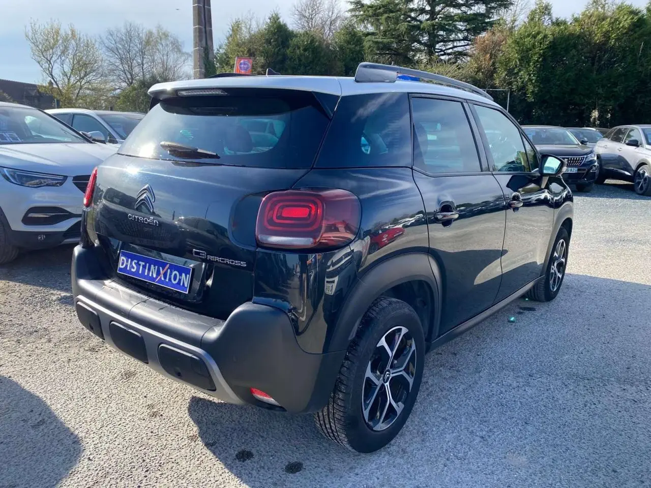 Vue 3/4 arrière droite du Citroën C3 Aircross noir 2023 avec jantes alliage diamantées et feux LED distinctifs.