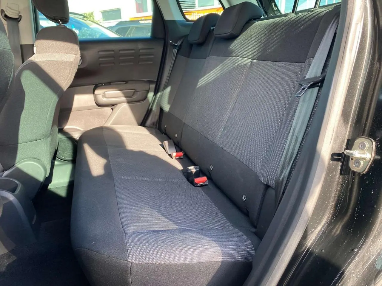 Banquette arrière en tissu gris vue côté droit dans une Citroën C3 Aircross noire 2023.