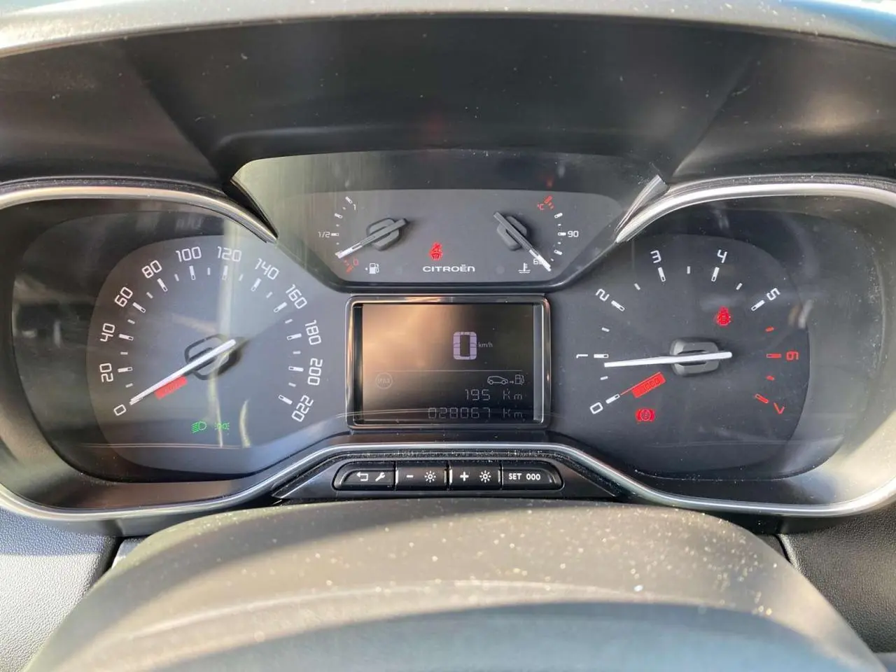 Tableau de bord de Citroën C3 Aircross 2023, affichage numérique et compteurs analogiques vus de face.