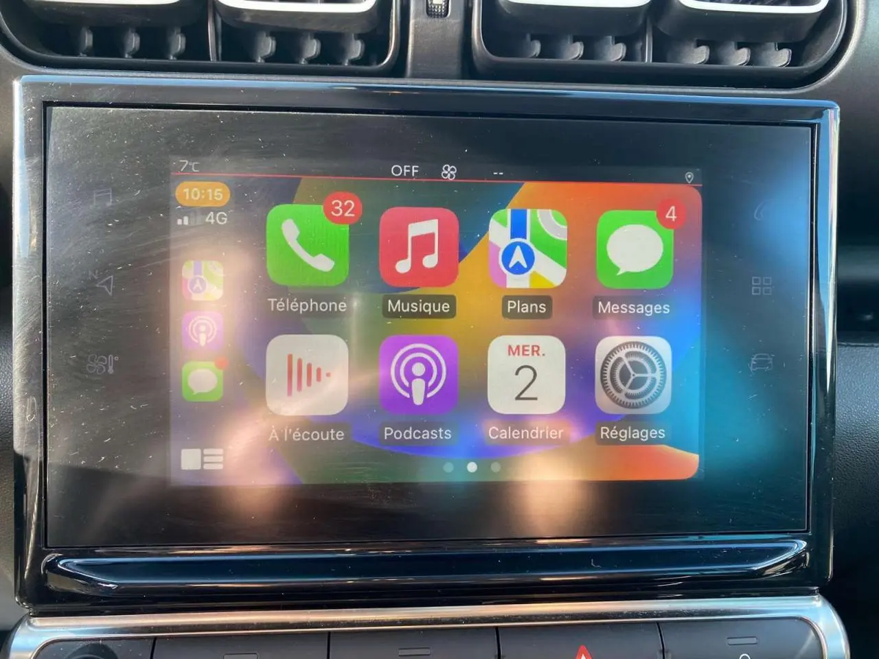 Écran tactile multimédia allumé dans l'habitacle du Citroën C3 Aircross noir, vue rapprochée du tableau de bord.