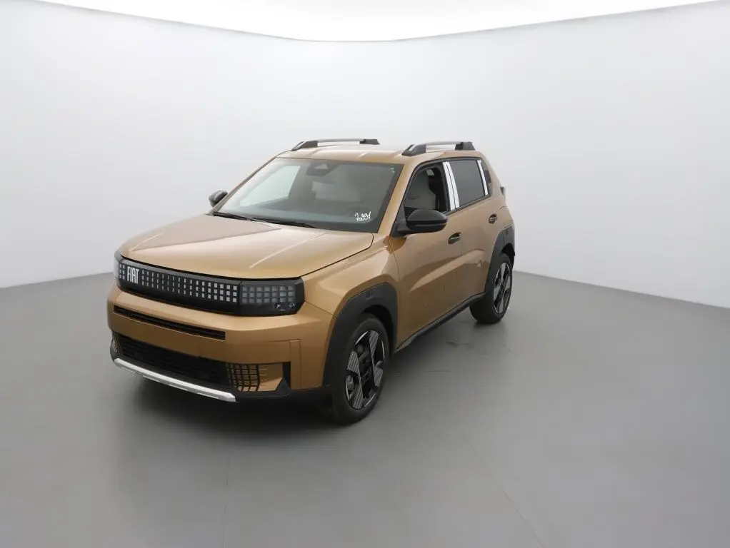 Vue 3/4 avant d'une FIAT Grande Panda 2025 bronze luna avec toit noir et jantes noires dans un studio blanc.
