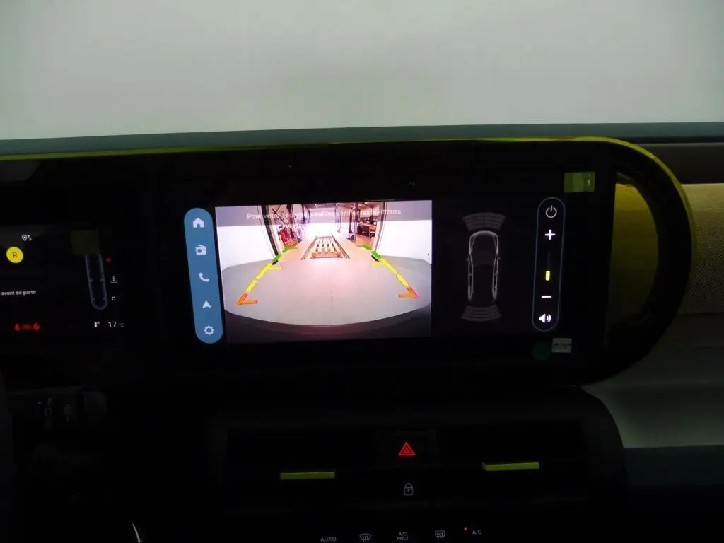Écran central de la Fiat Grande Panda 2025 affichant la caméra de recul avec guidage dynamique en intérieur.