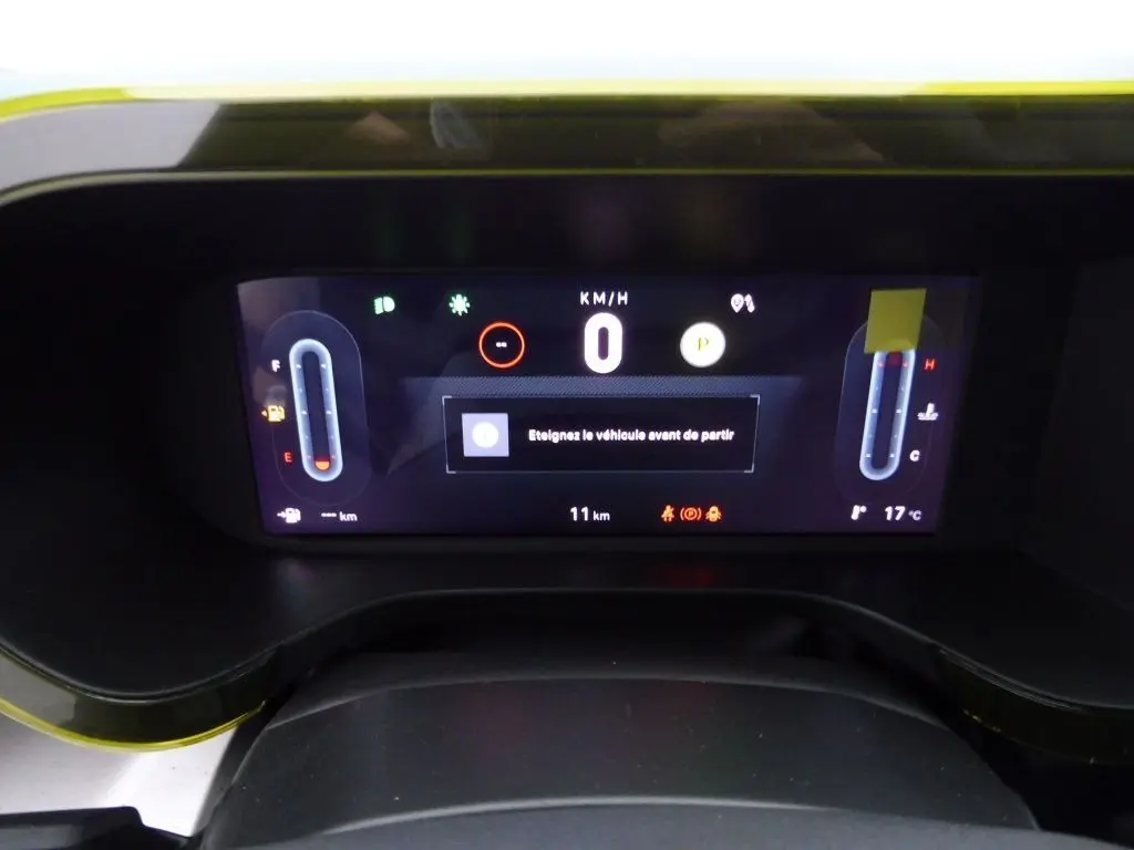 Tableau de bord numérique de la Fiat Grande Panda 2025, affichant la vitesse à 0 km/h et la température extérieure à 17°C.