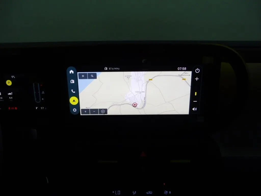 Écran tactile central affichant la navigation GPS dans l'habitacle sombre d'une Fiat Grande Panda 2025.
