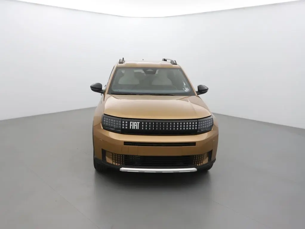 Vue frontale d'une Fiat Grande Panda 2025 en bronze luna avec calandre pixelisée et barres de toit noires.