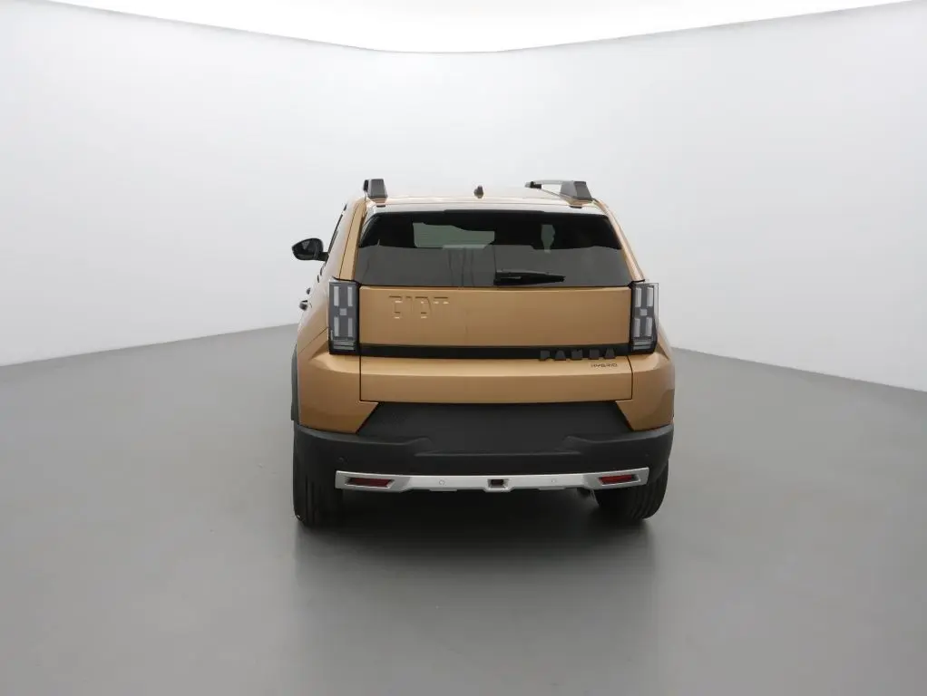 Vue arrière d'une FIAT Grande Panda 2025 en bronze luna avec feux arrière carrés et toit équipé de barres de toit.