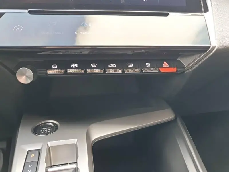 Boutons de commande du tableau de bord et bouton start/stop dans l'habitacle de la Peugeot 308 gris Sélénium, vue rapprochée