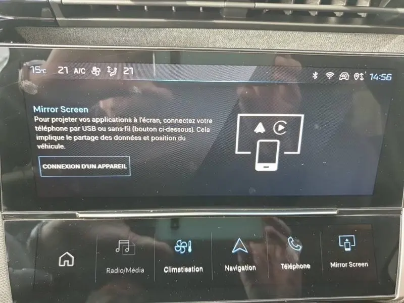 Écran tactile central de la Peugeot 308 gris Sélénium montrant l'interface Mirror Screen et les commandes multimédia.