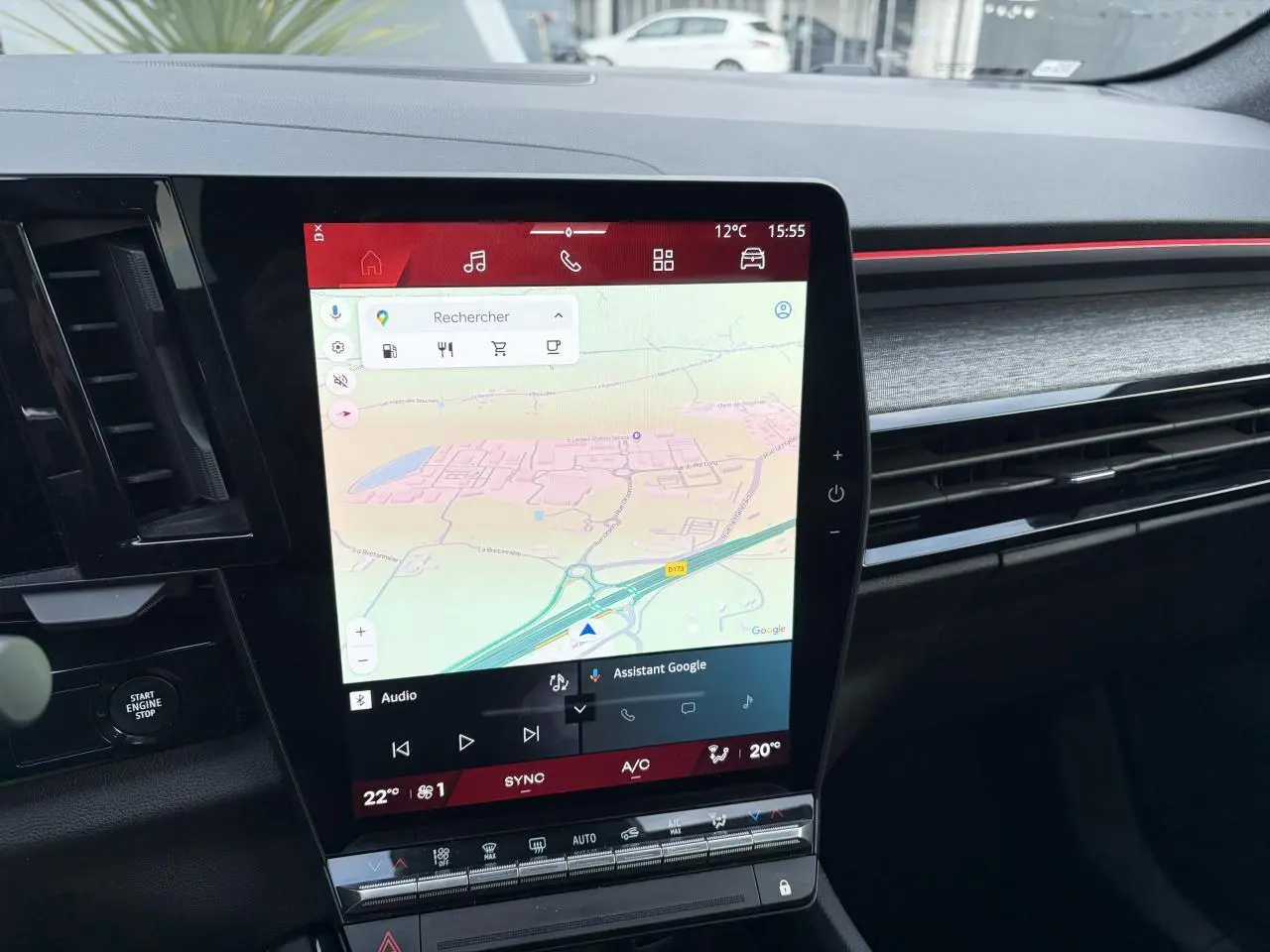 Vue intérieure centrée sur l'écran tactile vertical du tableau de bord du Renault Austral E-Tech 2025, avec détails de la console.