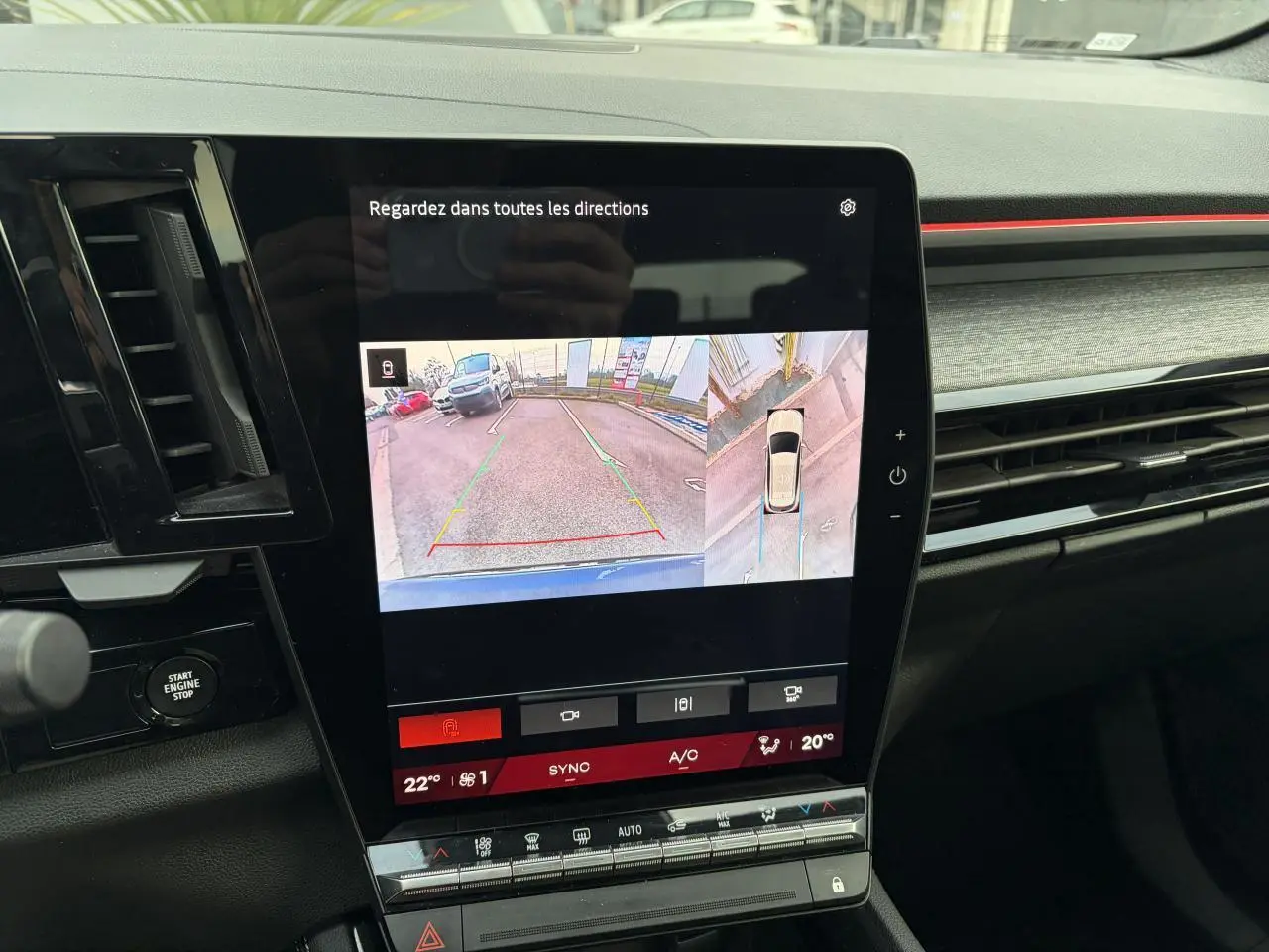 Vue rapprochée de l’écran central du Renault Austral E-Tech affichant la caméra 360° et l’aide au stationnement.