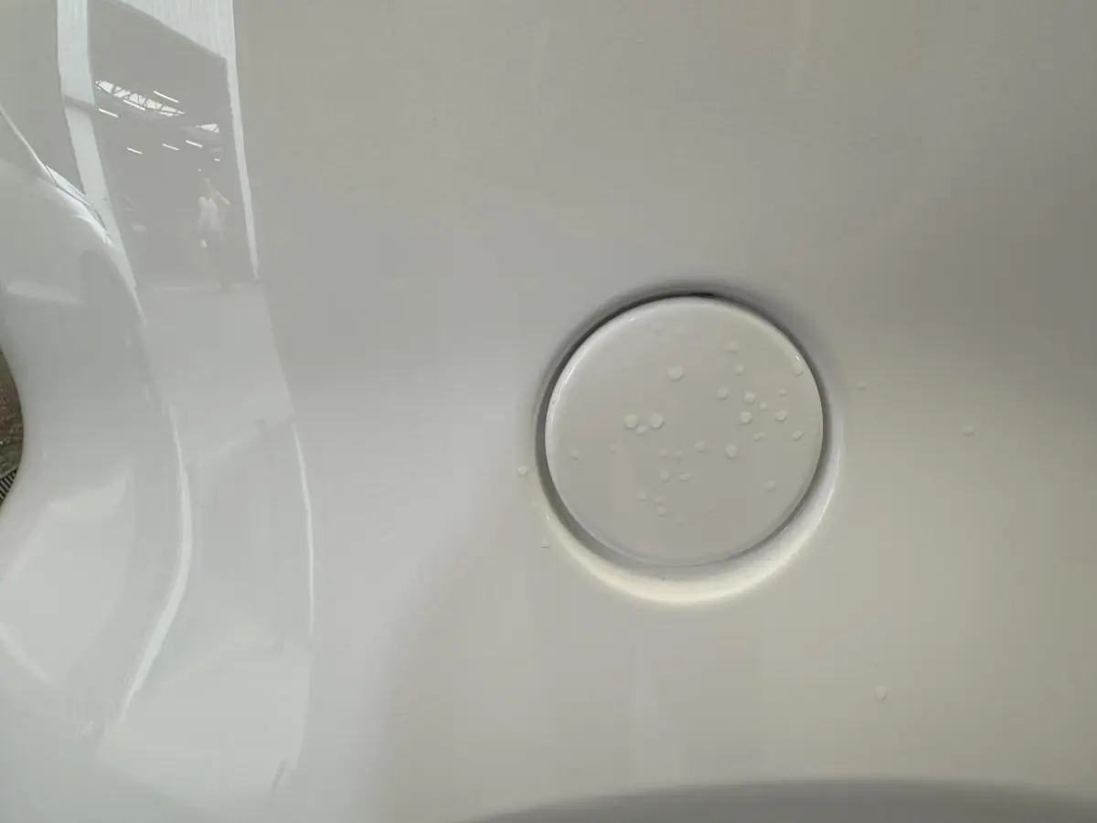 Détail du bouchon de recharge électrique blanc sur le côté gauche de l'AIXAM MINAUTO E ACCESS 2026.