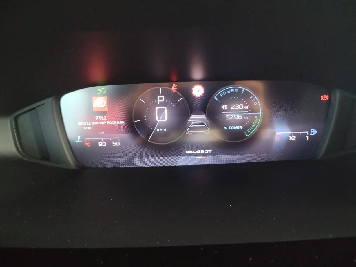 Tableau de bord numérique de Peugeot 308 SW Hybrid 145 e-DCS6 Allure affichant vitesse, autonomie et informations de conduite.