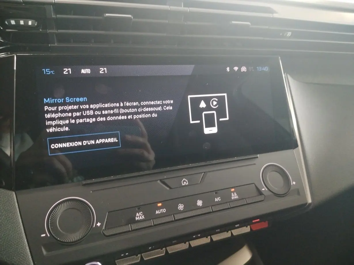 Écran tactile central du tableau de bord de la Peugeot 308 SW Hybrid 145, affichant la fonction Mirror Screen.
