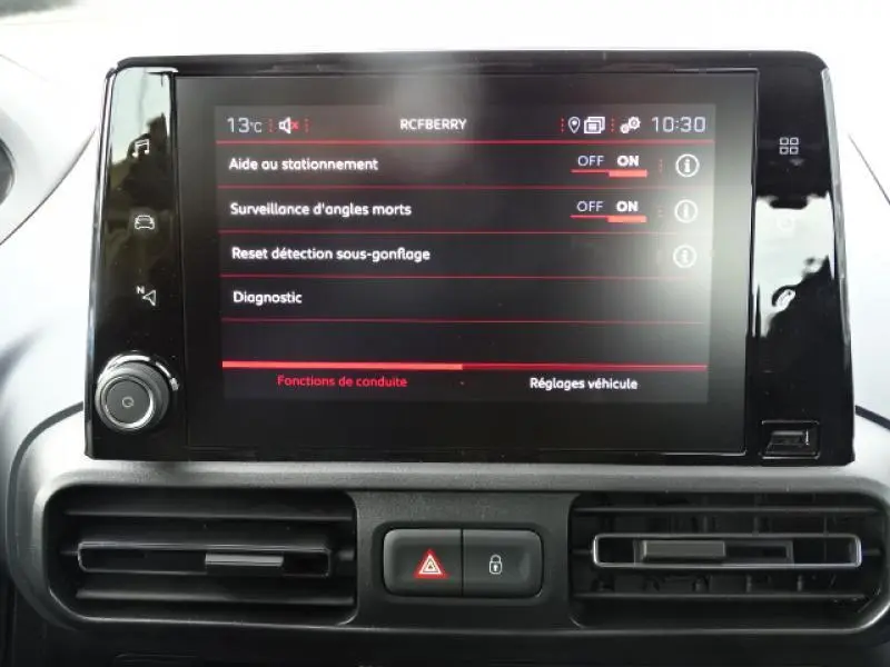 Écran tactile du tableau de bord du Peugeot Rifter 2019 affichant les réglages d'aide à la conduite et de visibilité.