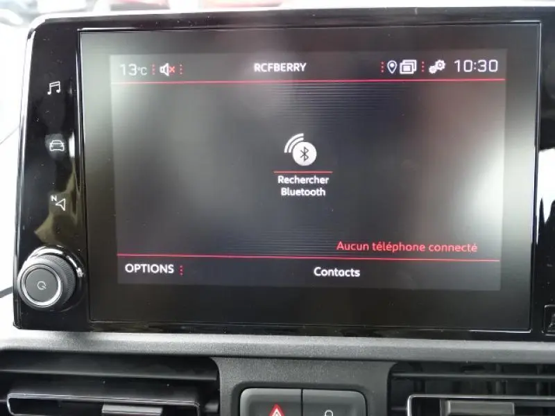 Écran tactile central du Peugeot Rifter gris Artense 2019 affichant la recherche Bluetooth et l'heure 10h30