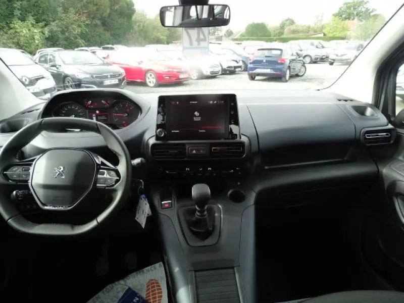 Vue intérieure du poste de pilotage PEUGEOT RIFTER 2019 avec volant compact, écran tactile et boîte manuelle noire.