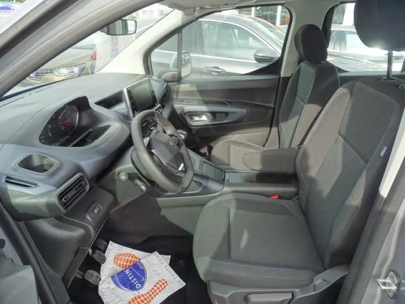 Intérieur avant du Peugeot Rifter gris Artense 2019, vue côté conducteur, volant compact et écran tactile central visibles.