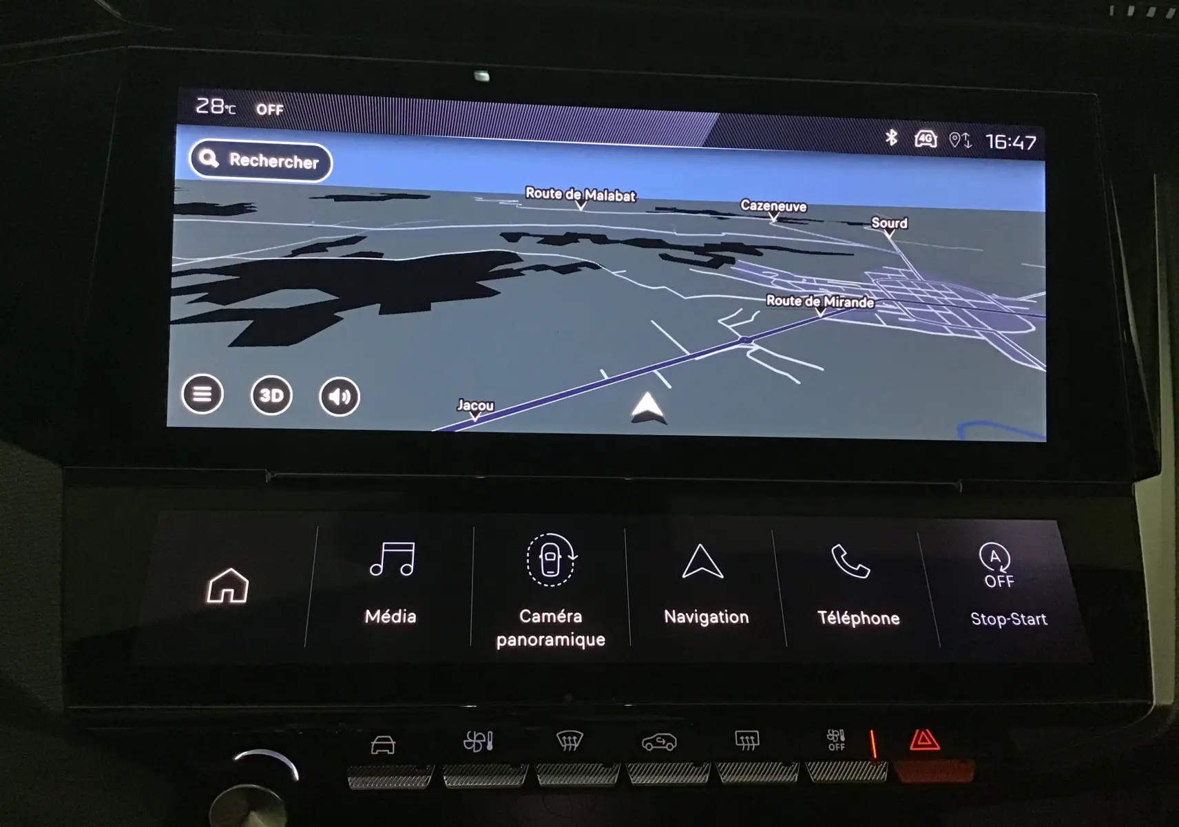 Écran tactile central de la Peugeot 308 blanc Okenite 2025 affichant la navigation et les commandes multimédia.