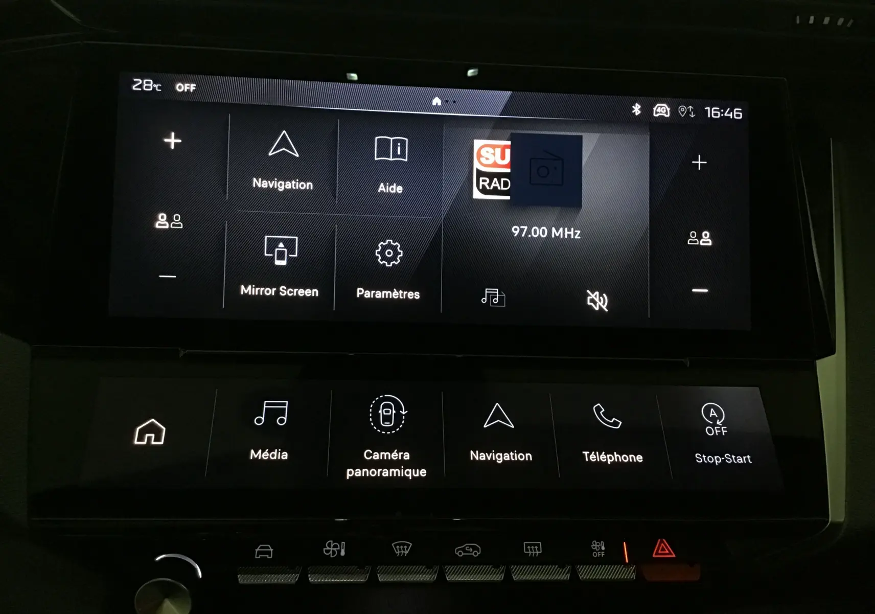 Écran tactile central de la Peugeot 308 2025 blanc Okenite, affichant les options navigation et caméra panoramique.